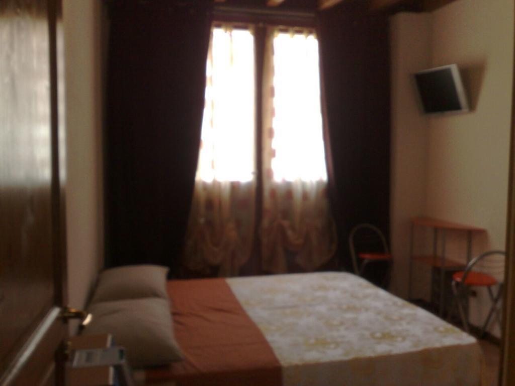 Via Toscana House Parma Habitación foto