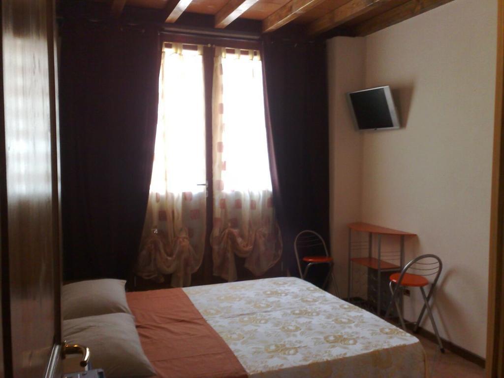 Via Toscana House Parma Habitación foto